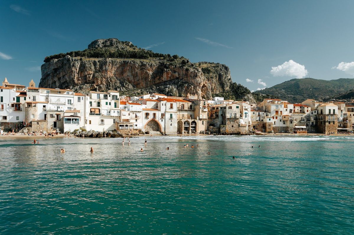 Paesaggio italiano con lago e montagne